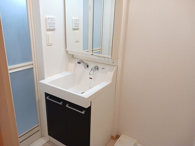 物件内観写真12　(忙しい朝には欠かせない洗面所です)