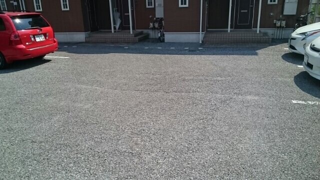 物件外観写真2　(駐車場です)