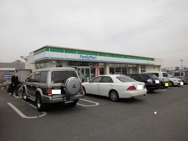 物件外観写真4　(ファミリーマートまで550m)