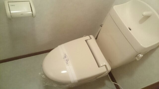 物件内観写真13　(ゆったりとした空間のトイレです)