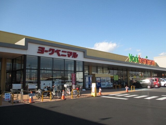 物件外観写真4　(ヨークベニマル 鶴田店まで1000m)