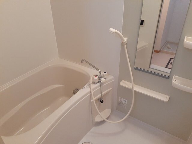 物件内観写真11　(日々の疲れを癒すお風呂付です)