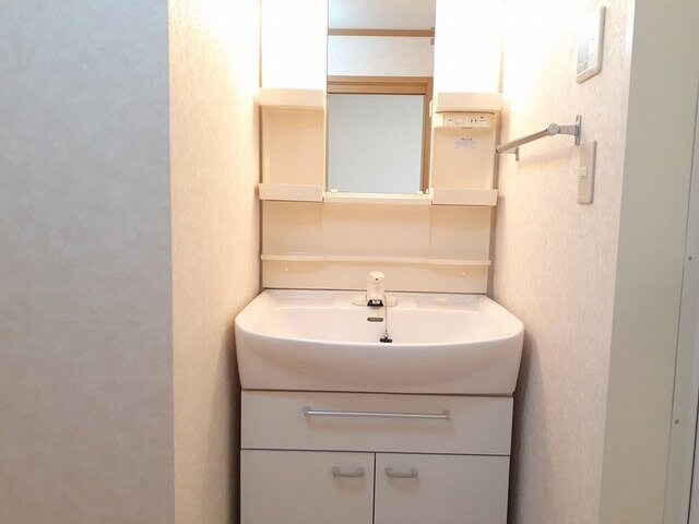 物件内観写真12　(明るい洗面所です)