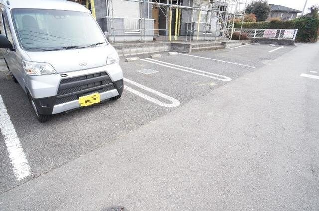 物件外観写真2　(車をお持ちの方に嬉しい駐車場付きの物件です)