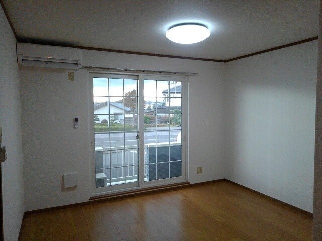 物件内観写真9　(ゆったり過ごせる居間です)