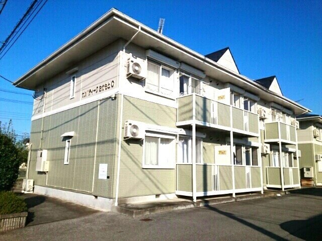 物件外観写真1　(外観は落ち着いています)