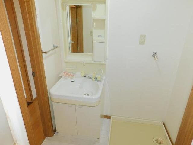 物件内観写真12　(ゆったりとスペースのある洗面所)