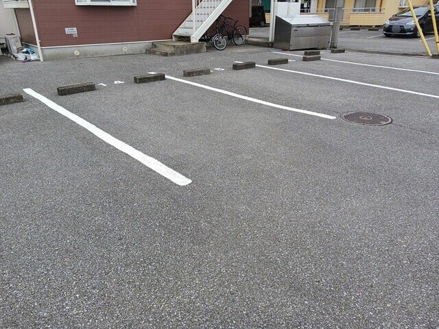 物件外観写真2　(駐車スペースもあります)