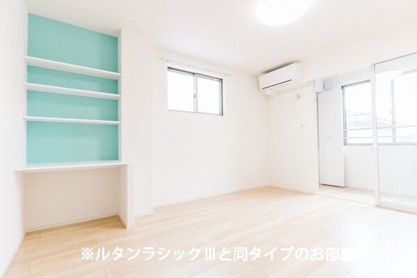 居室(こちらの居間で趣味の時間をお楽しみください)
