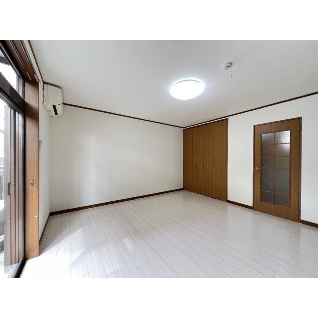 物件内観写真7　(ゆったりとした居間です)