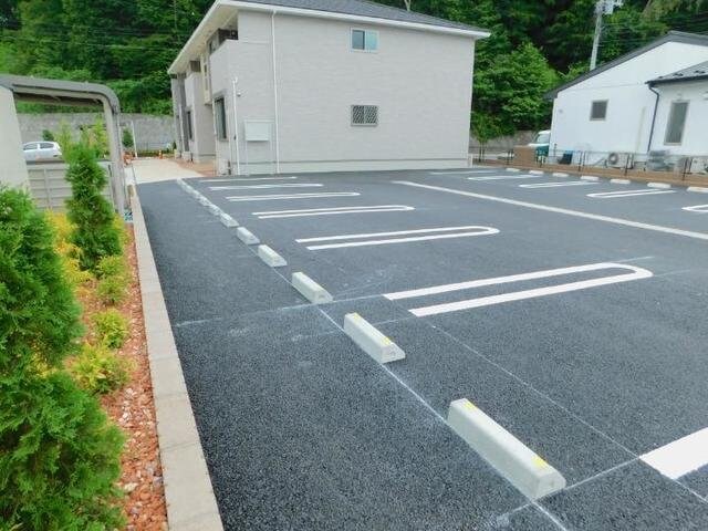 物件外観写真2　(車をお持ちの方に嬉しい駐車場付きの物件です)
