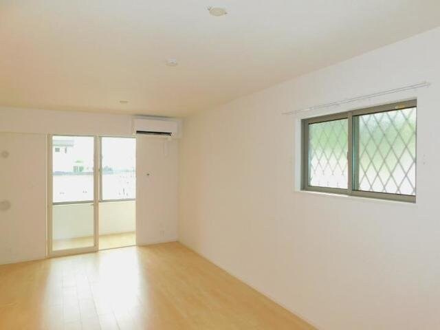 物件内観写真11　(ゆったりとした居間です)