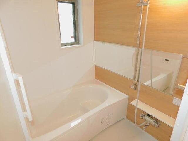 物件内観写真13　(日々の疲れを癒すお風呂付です)