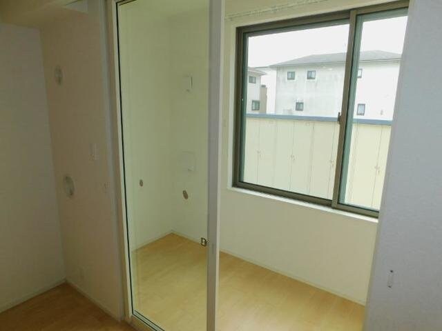 物件内観写真19　(バルコニーからの眺めを楽しみながら食事をしませんか)