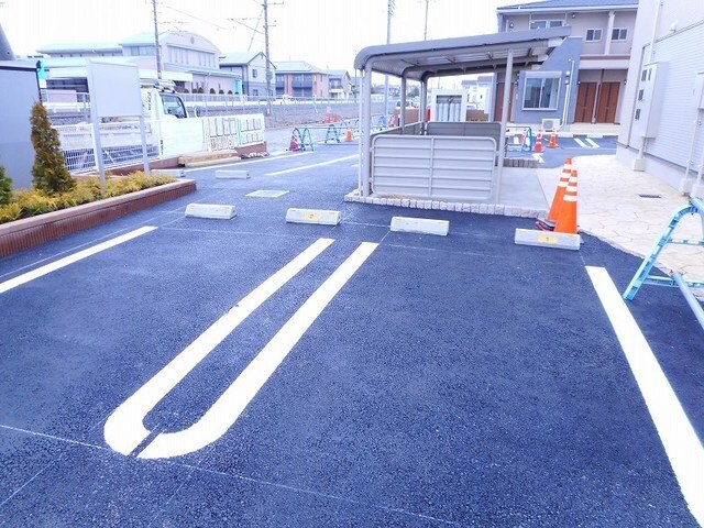 物件外観写真2　(車をお持ちの方に嬉しい駐車場付きの物件です)