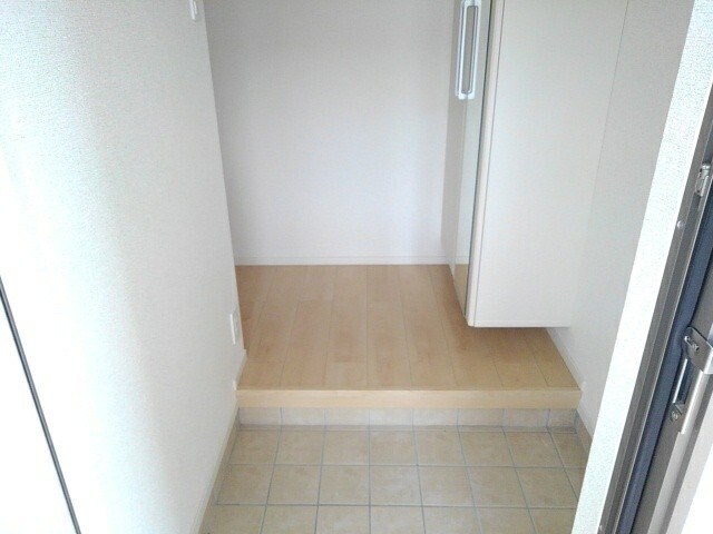 物件内観写真17　(収納もある玄関です)