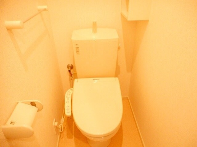 物件内観写真16　(ゆったりとした空間のトイレです)