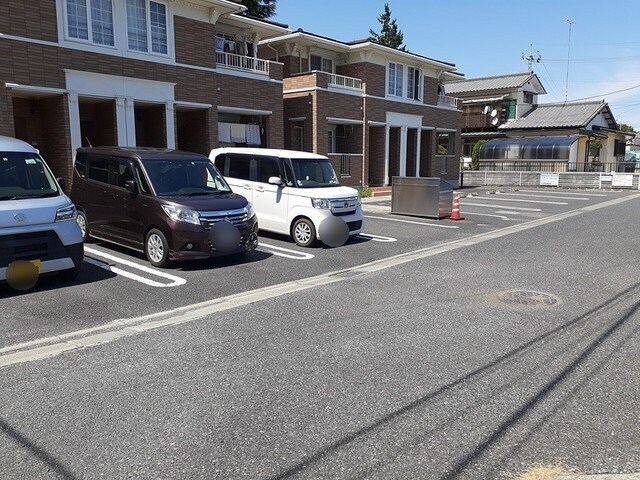物件外観写真2　(駐車スペースもあります)