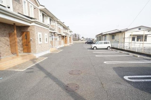 駐車場(車をお持ちの方に嬉しい駐車場付きの物件です)