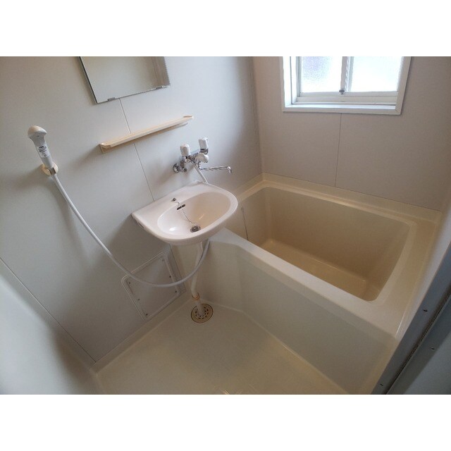 物件内観写真9　(日々の疲れを癒すお風呂付です)