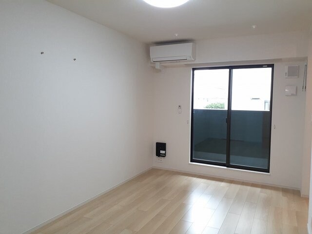 物件内観写真9　(こちらのリビングで趣味の時間をお楽しみください)