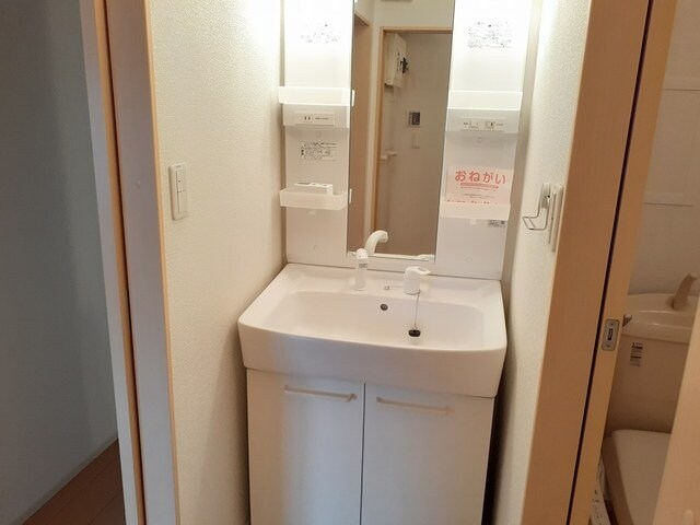 物件内観写真12　(広い洗面スペース)