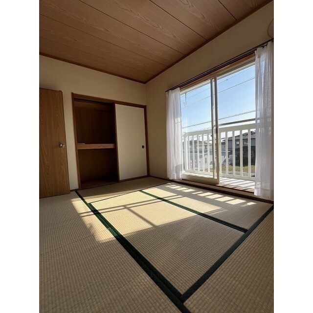 物件内観写真14　(内装は落ち着いています)