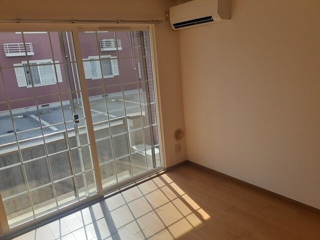 物件内観写真9　(おしゃれな居間です)