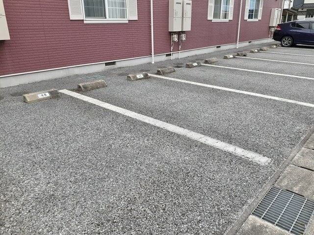 物件外観写真2　(駐車スペースもあります)