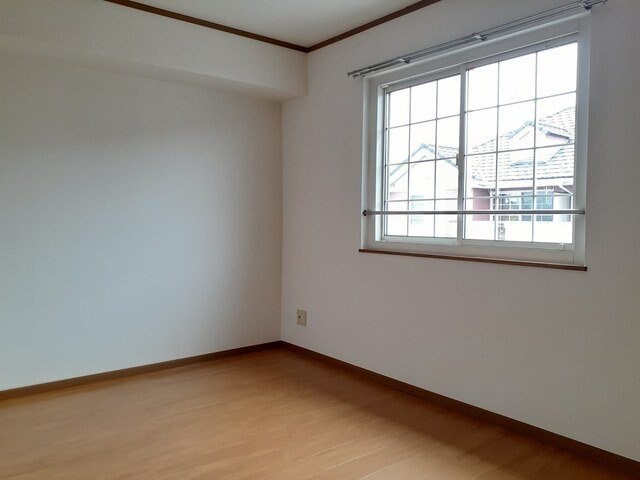 物件内観写真15　(明るい色調の室内です)