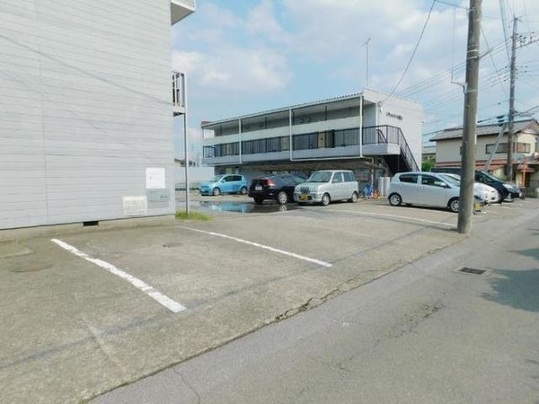 駐車場(車をお持ちの方に嬉しい駐車場付きの物件です)