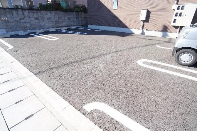 物件外観写真2　(車をお持ちの方に嬉しい駐車場付きの物件です)