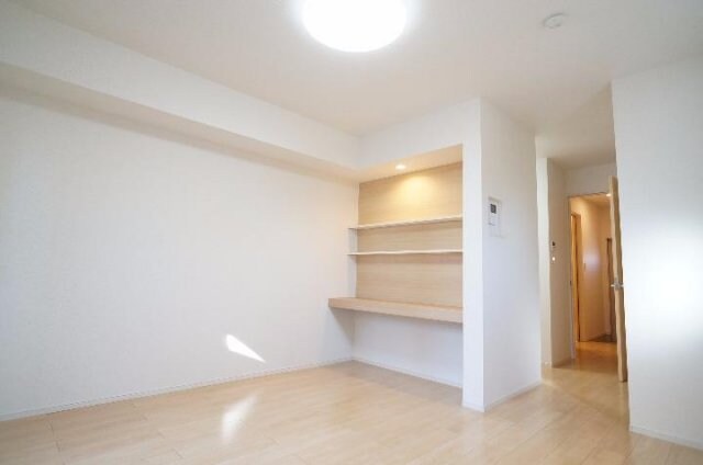 物件内観写真12　(明るい色調の室内です)