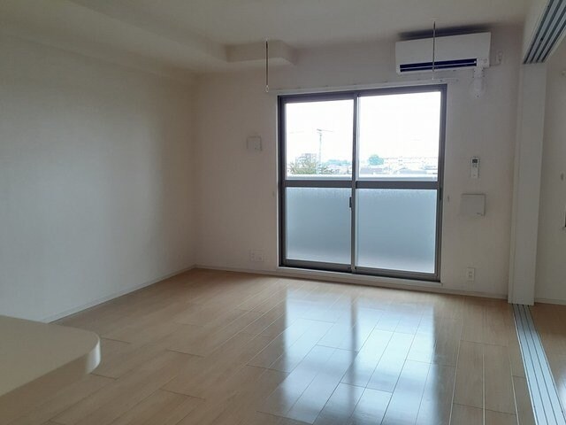 物件内観写真9　(こちらの居間で趣味の時間をお楽しみください)