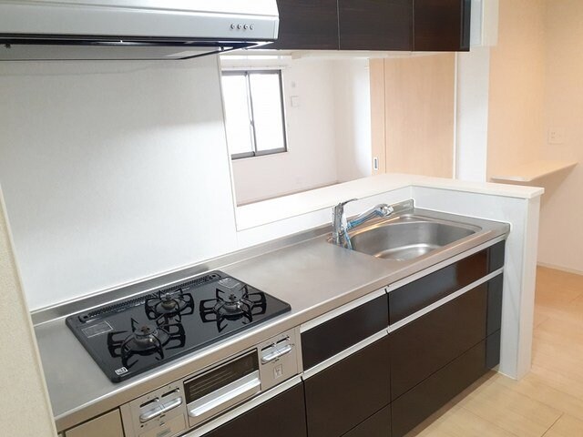 物件内観写真10　(コンパクトなキッチンで掃除もラクラク)
