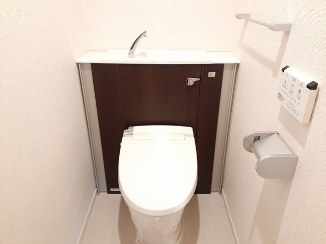 物件内観写真13　(ゆったりとした空間のトイレです)