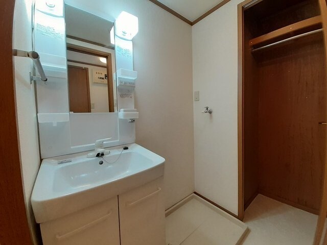 物件内観写真12　(ゆったりとスペースのある洗面所)