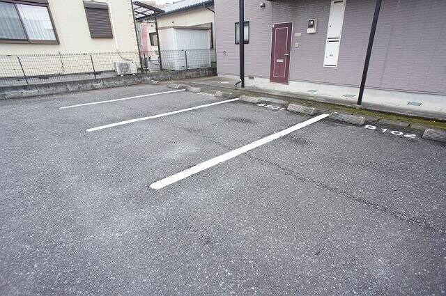 物件外観写真2　(駐車場に車を止められます)