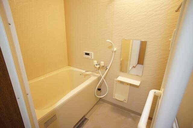 物件内観写真11　(日々の疲れを癒すお風呂付です)