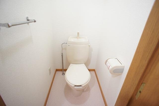 物件内観写真16　(ゆったりとした空間のトイレです)