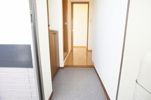 物件内観写真17　(ゆったりとした玄関です)