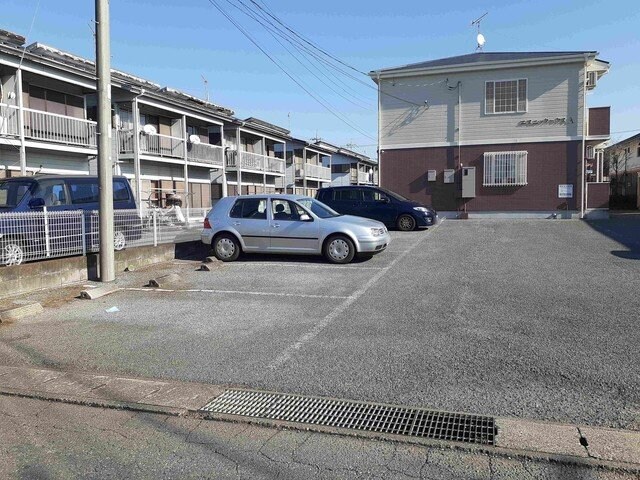物件外観写真2　(駐車スペースもあります)