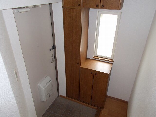 物件内観写真9　(収納もある玄関です)