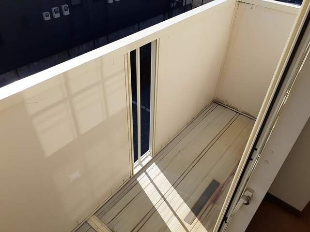 物件内観写真19　(開放的で明るい空間を演出してくれるバルコニーです)