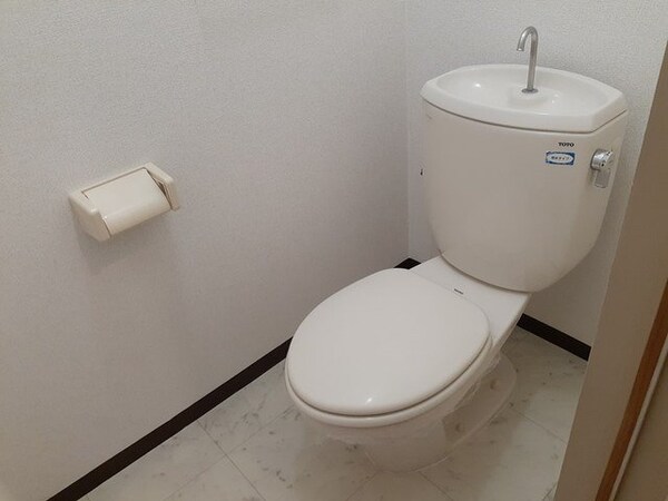トイレ(落ち着いた色調のトイレです)