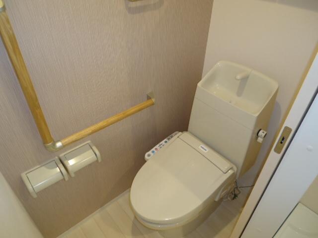 物件内観写真14　(シャワー付トイレ)