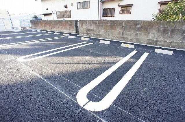 物件外観写真2　(駐車場に車を止められます)