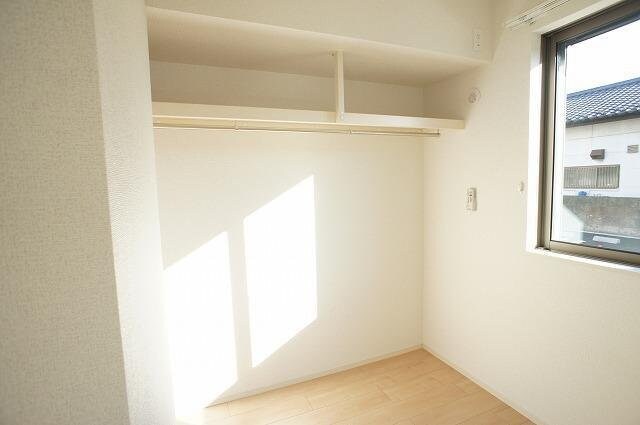 物件内観写真12　(たっぷりとした収納スペースです)