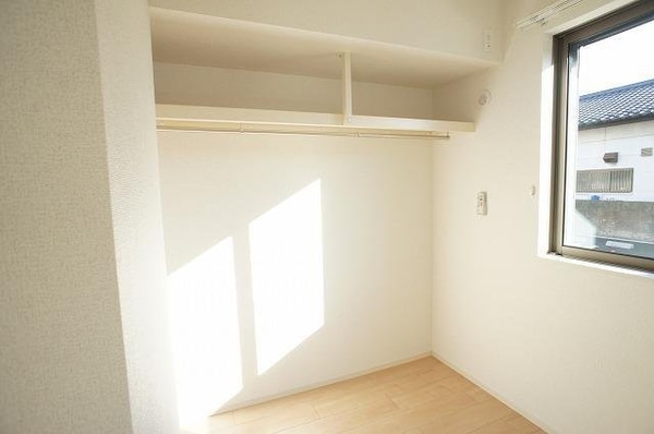 収納(たっぷりとした収納スペースです)