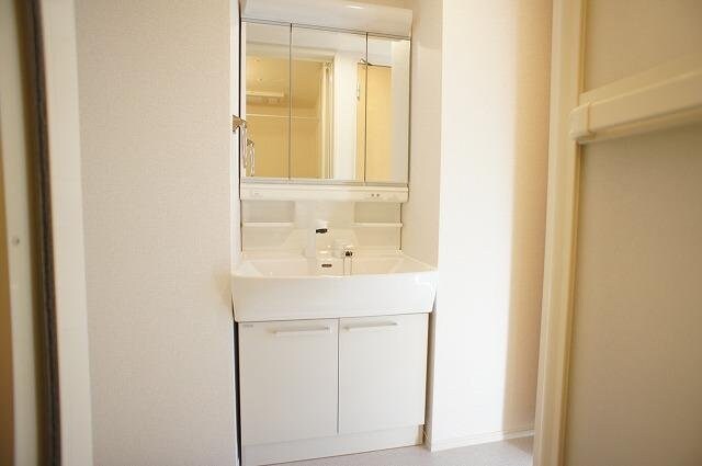 物件内観写真13　(コンパクトで使いやすい洗面所)